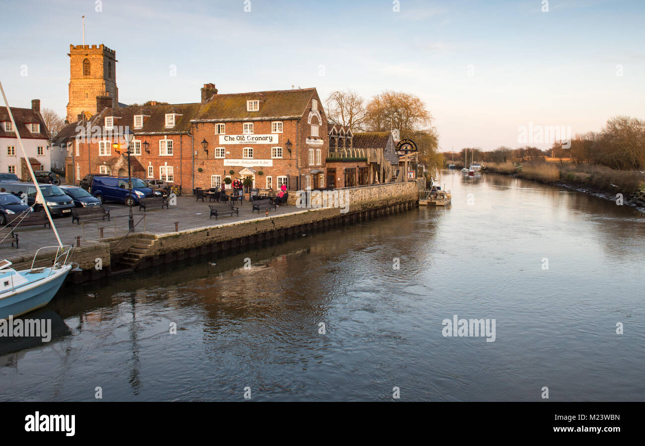 Bournemouth, England - 25. März 2016: Die Kirche und die alten Grannary Pub auf dem Fluss Frome bei Poole Quay in Dorset. Stockfoto