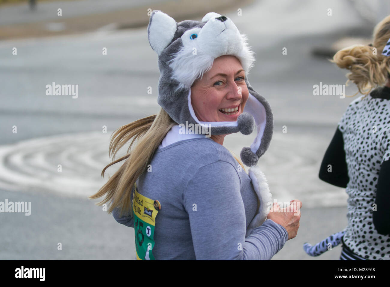 Southport, Merseyside. 4. Februar, 2018. Die 7 Mad Dog 10 k Rennen mit Läufern in Fancy Dress. Die Southport Mad Dog 10 k bestätigte ihren Status als eine der größten Veranstaltungen der Stadt mit einem anderen große Veranstaltung. Rund 2.500 Läufer nahmen an der Nächstenliebe rund um das Seebad. Kredit; MediaWorldImages/AlamyLiveNews. Stockfoto