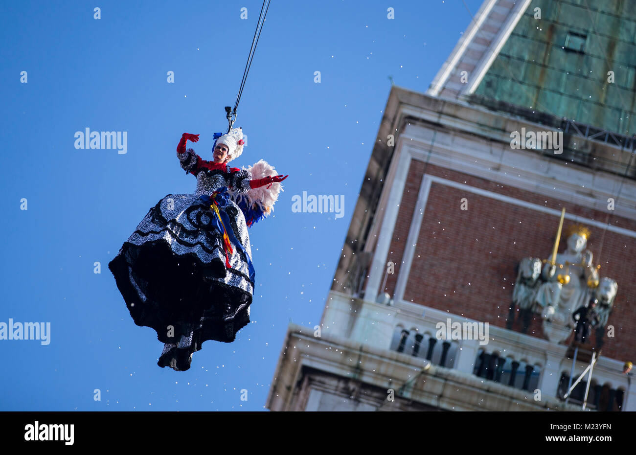 Venedig, Italien. 4 Feb, 2018. Elisa Costantini, gekleidet wie ein 'Engel', hinunter auf den Markusplatz während der Karneval von Venedig, Italien, Februar 4, 2018. Der "Flug des Engels' ist eine traditionelle Veranstaltung, die bis in die Serenissima Periode, in der ein unbekannter Gast von Venedig, an einem Seil vom San Marco Kirchturm fliegen in der Mitte des Platzes geht. Credit: Jin Yu/Xinhua/Alamy leben Nachrichten Stockfoto