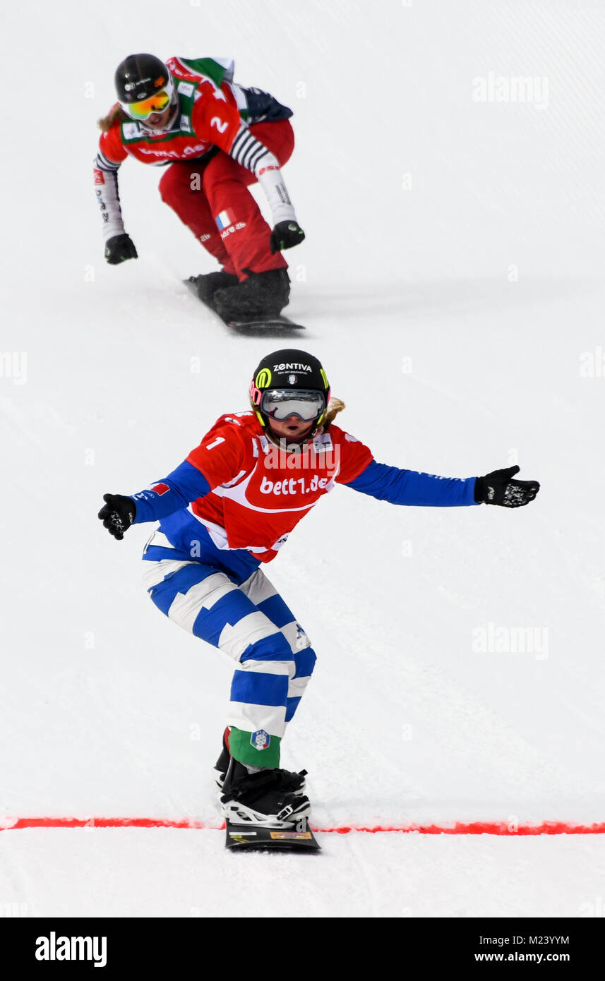 Feldberg, Deutschland. 04 Feb, 2018. Michela Moioli von Italien feiert ihr im Snowboard Cross Worldcup am Feldberg, Deutschland, 04. Februar 2018 zu gewinnen. Quelle: Patrick Seeger/dpa/Alamy leben Nachrichten Stockfoto
