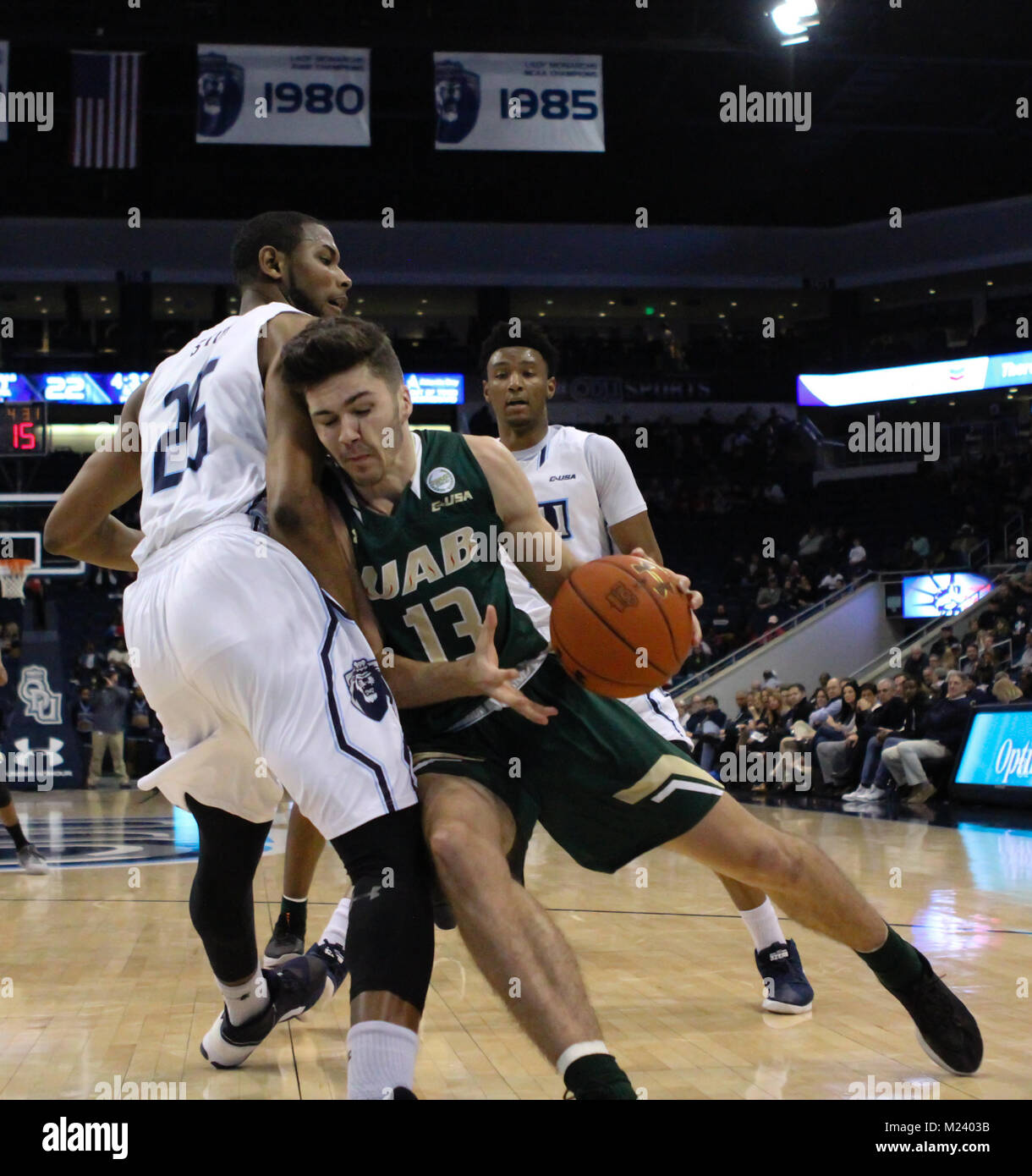 Februar 3, 2018-UAB Blazers guard Nate Darling (13) Dribbelt in der alten Herrschaft Monarchen vorwärts Brandan Stith (25) Während der UAB Blazers vs Old Dominion Monarchen Spiel an Ted Konstante Zentrum in Norfolk, Virginia. Alte Herrschaft beat UAB 65-60. Jen Hadsell/CSM Credit: Cal Sport Media/Alamy leben Nachrichten Stockfoto