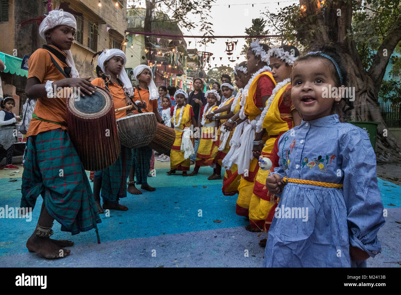 Kolkata. 4 Feb, 2018. Kinder können sich auf dem Einhorn Street Art Festival in Kolkata, Indien Februar 4, 2018. Das Festival war Einhorn, mythologische Tiere, die an ein Pferd mit einem Horn auf der Stirn. Quelle: Xinhua Foto/Tumpa Mondal/Xinhua/Alamy leben Nachrichten Stockfoto