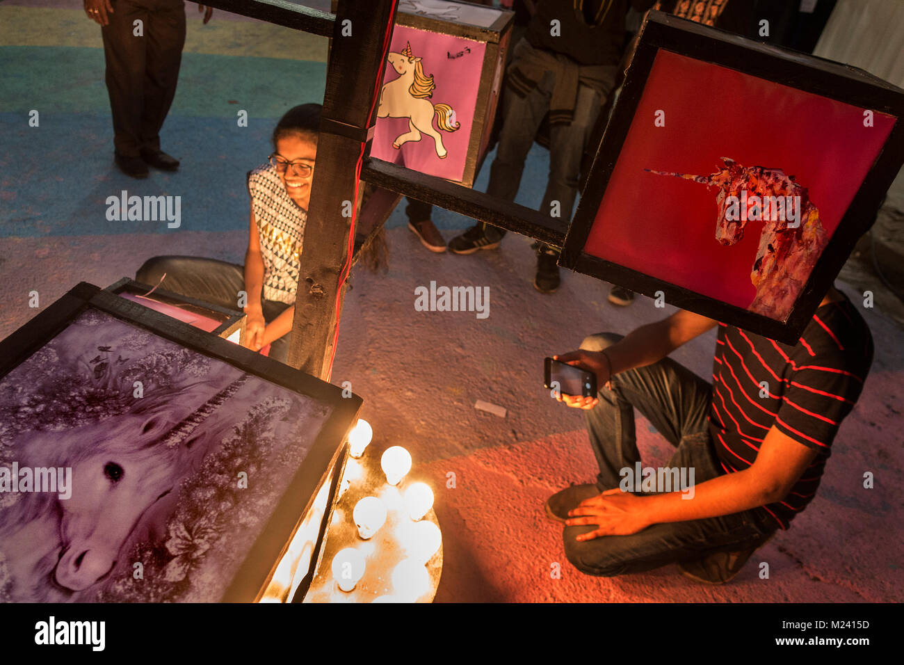 Kolkata. 4 Feb, 2018. Menschen posieren mit Einhorn Fotos an das Einhorn Street Art Festival in Kolkata, Indien Februar 4, 2018. Das Festival war Einhorn, mythologische Tiere, die an ein Pferd mit einem Horn auf der Stirn. Quelle: Xinhua Foto/Tumpa Mondal/Xinhua/Alamy leben Nachrichten Stockfoto