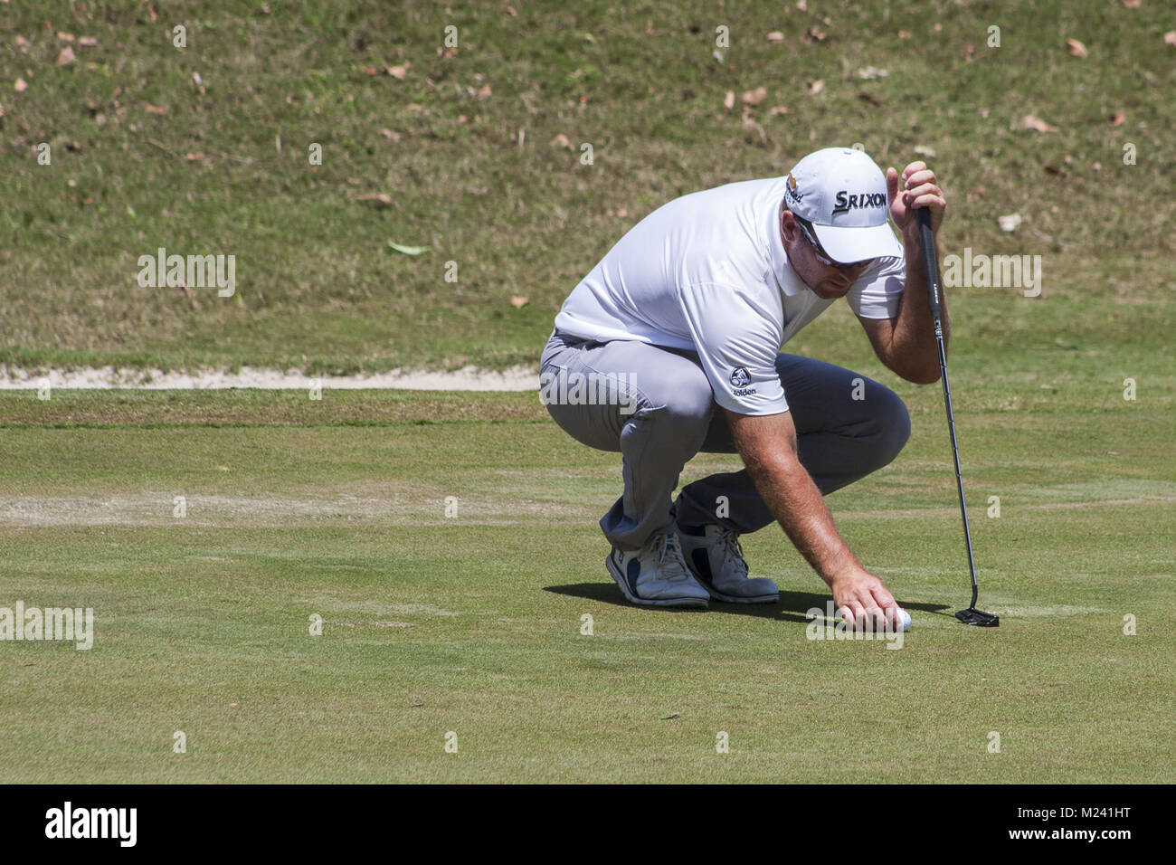 Shah Alam, Kuala Lumpur, Malaysia. 4 Feb, 2018. Ryan Fuchs gesehen seine Kugel in Bohrung 16 am letzten Tag der Maybank Meisterschaft 2018. Die Maybank Meisterschaft 2018 golf event vom 1. bis 4. Februar ist am Saujana Golf & Country Club bewirtet wird. Credit: Faris Hadziq/SOPA/ZUMA Draht/Alamy leben Nachrichten Stockfoto