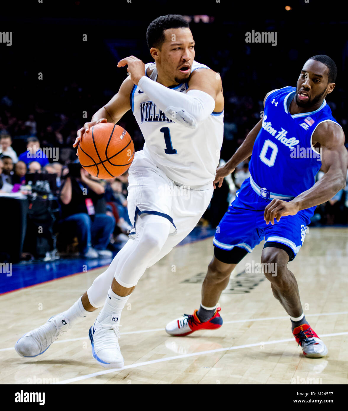 Philadelphia, Pennsylvania, USA. 4 Feb, 2018. Februar 4, 2018: Villanova guard Jalen Brunson #1 Drives zum Korb Vergangenheit Seton Hall guard Khadeen Carrington #0 Während das matchup zwischen den Villanova Wildcats und Seton Hall Piraten an der Wells Fargo Center, am 4. Februar 2018 in Philadelphia, Pennsylvania. Villanova gewann 92-76. (Foto von Scott Serio/Cal Sport Media/Alamy leben Nachrichten Stockfoto