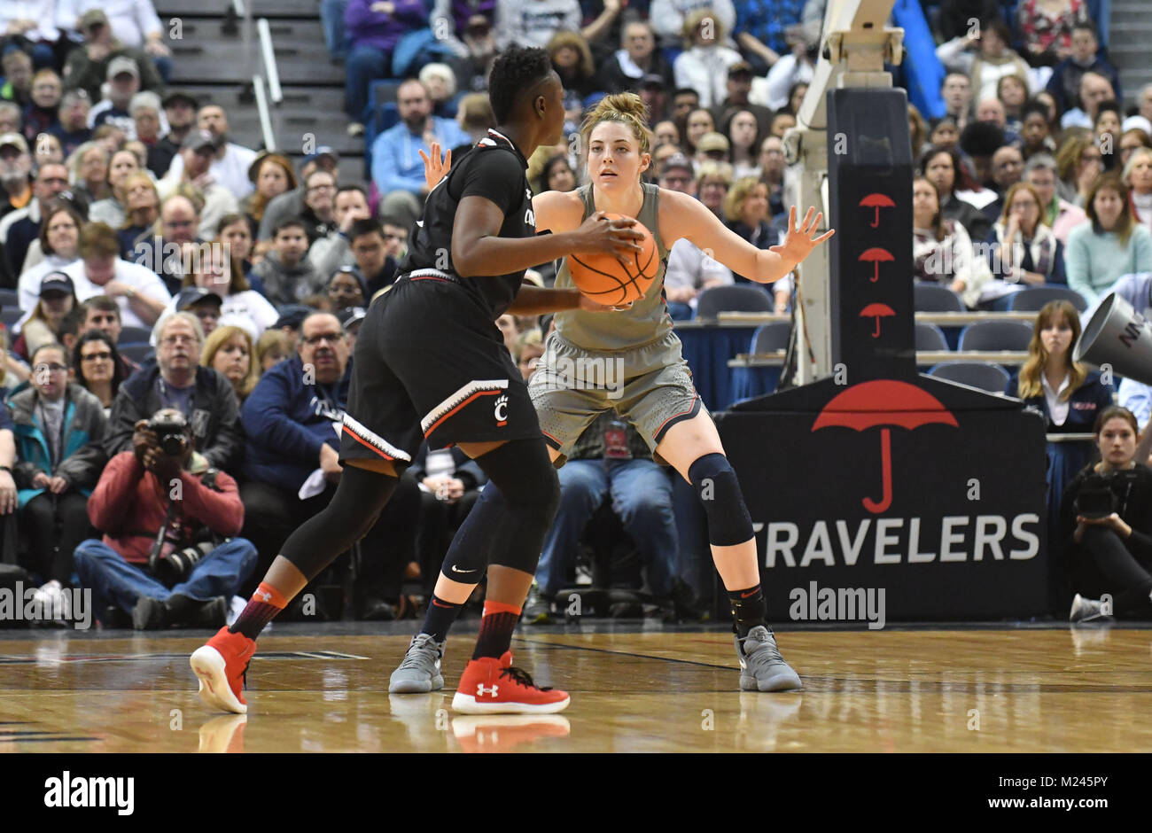 Hartford, CT, USA. 4 Feb, 2017. Katie Lou Samuelson (33) Der Uconn Huskies verteidigt gegen Shanice Johnson (21) des Cincinnati Bearcats am XL Center in Hartford, CT. Gregory Vasil/CSM/Alamy leben Nachrichten Stockfoto