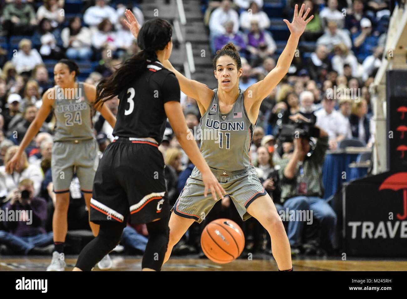 Hartford, CT, USA. 4 Feb, 2017. Kia Krankenschwester (11) Der Uconn Huskies verteidigt gegen Ana Owens (3) des Cincinnati Bearcats am XL Center in Hartford, CT. Gregory Vasil/CSM/Alamy leben Nachrichten Stockfoto