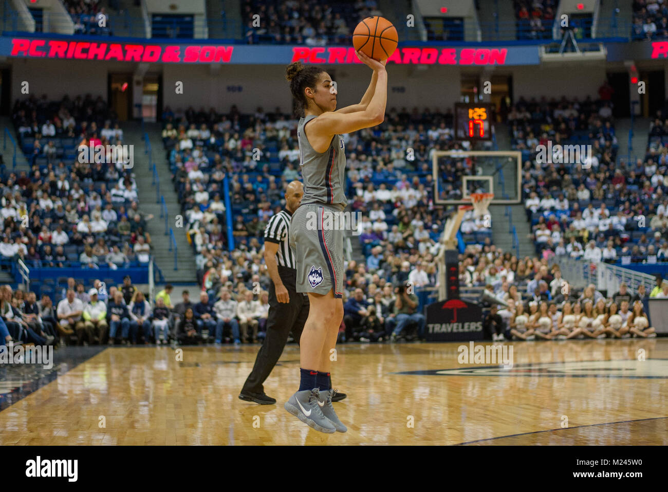 Hartford, CT, USA. 4 Feb, 2017. Kia Krankenschwester (11) Der Uconn Huskies schießt während eines Spiels gegen Cincinnati Bearcats am XL Center in Hartford, CT. Gregory Vasil/CSM/Alamy leben Nachrichten Stockfoto