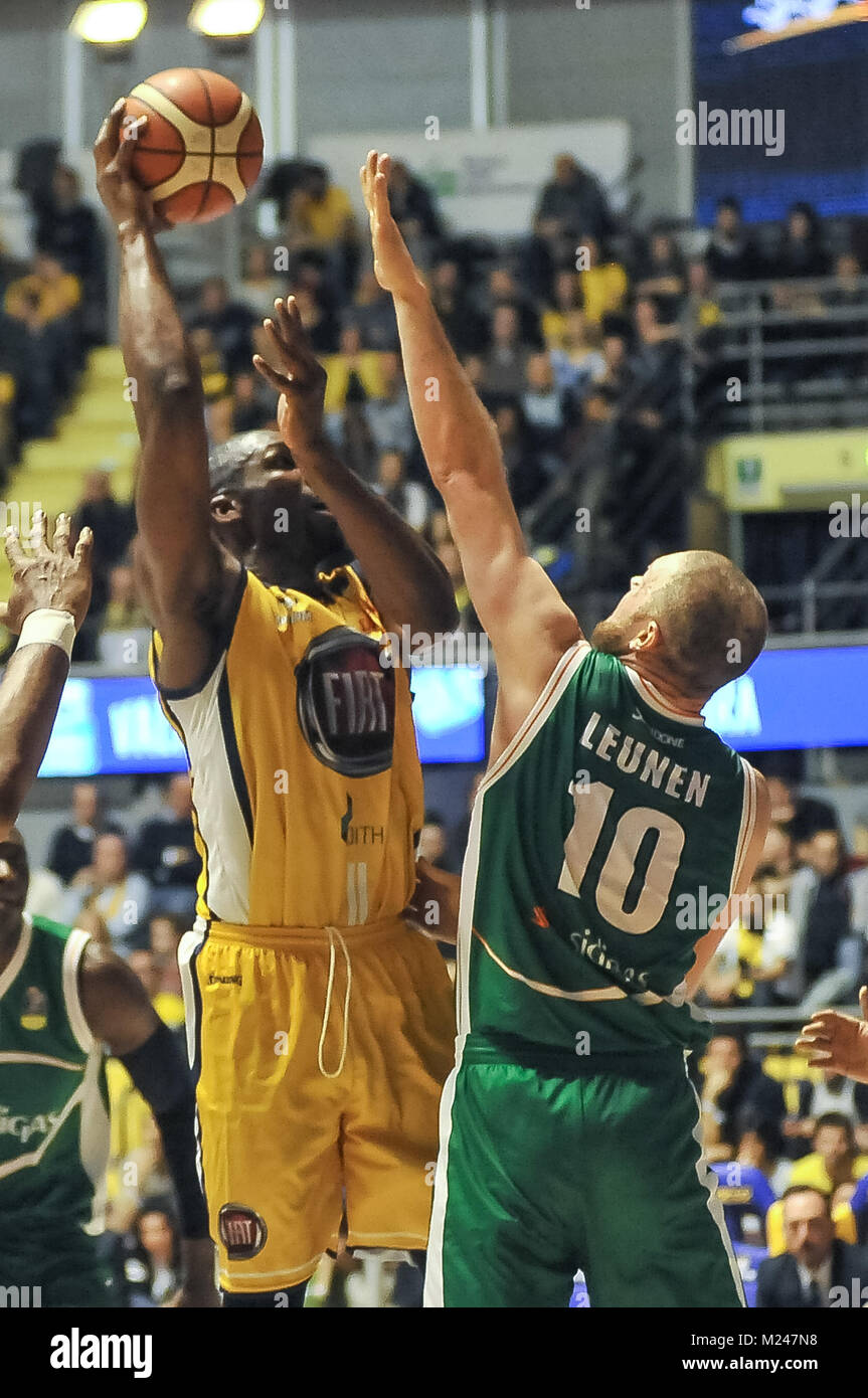 Turin, Italien. 4 Feb, 2018. Trevor Mbakwe (Fiat Auxilium Torino) während der CAMPIONATO WARENKORB SERIE A 2017/18 basketball Match zwischen FIAT AUXILIUM TORINO VS SIDIGAS AVELLINO an PalaRuffini am 04. Februar in Turin, Italien 2018. Stockfoto