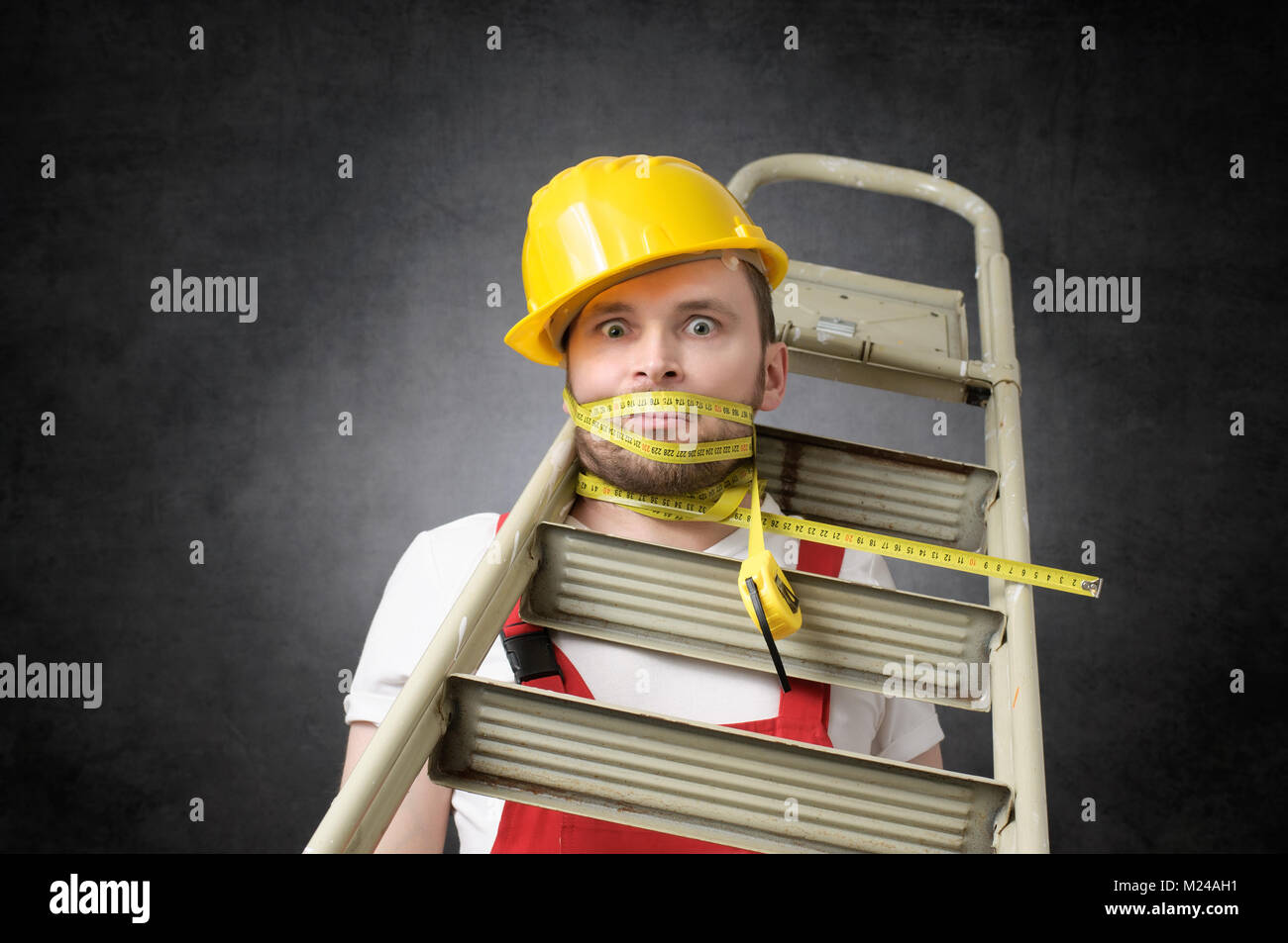 Ungeschickt Arbeiter mit Maßband Stockfoto