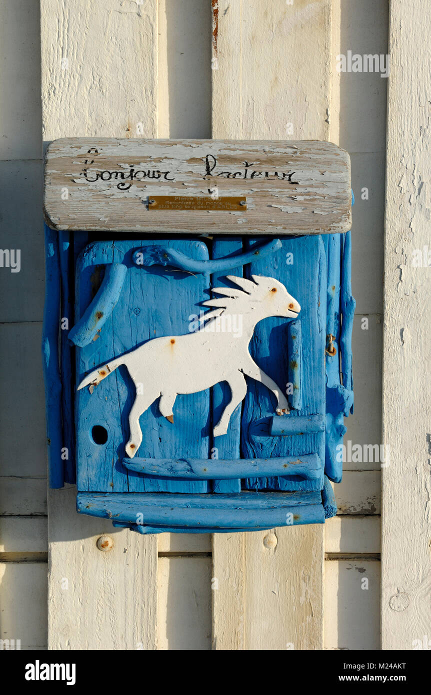 Ungewöhnliche Handarbeit bemalt Briefkasten oder Mail Box mit Geschnitzten weißen Pferd Camargue Provence Frankreich Stockfoto