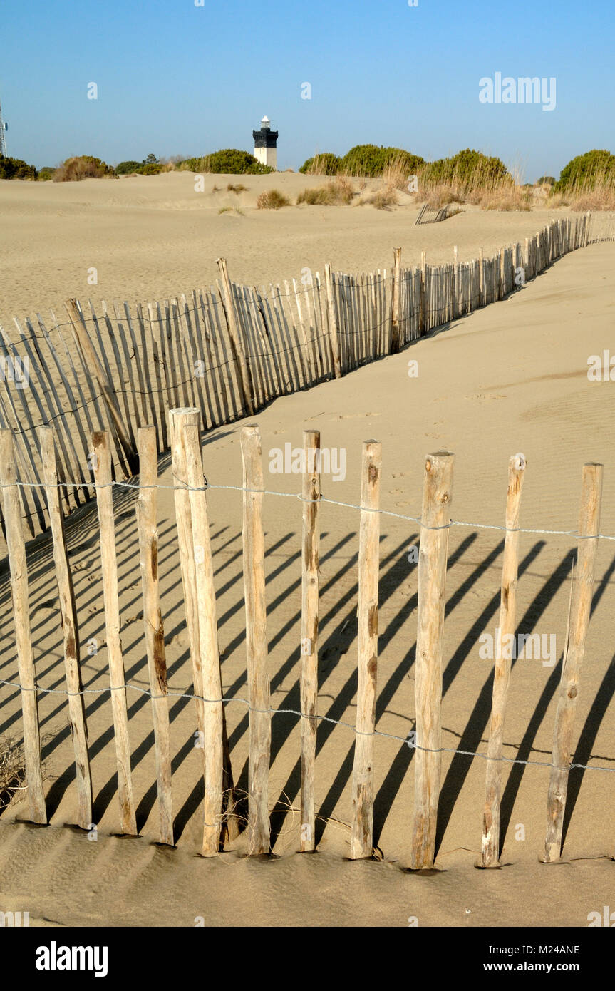 Shadow Muster von Holzzäunen installiert für Dune Schutz am Strand von Espiguette, Le Grau-du-Roi, Camargue, Frankreich Stockfoto