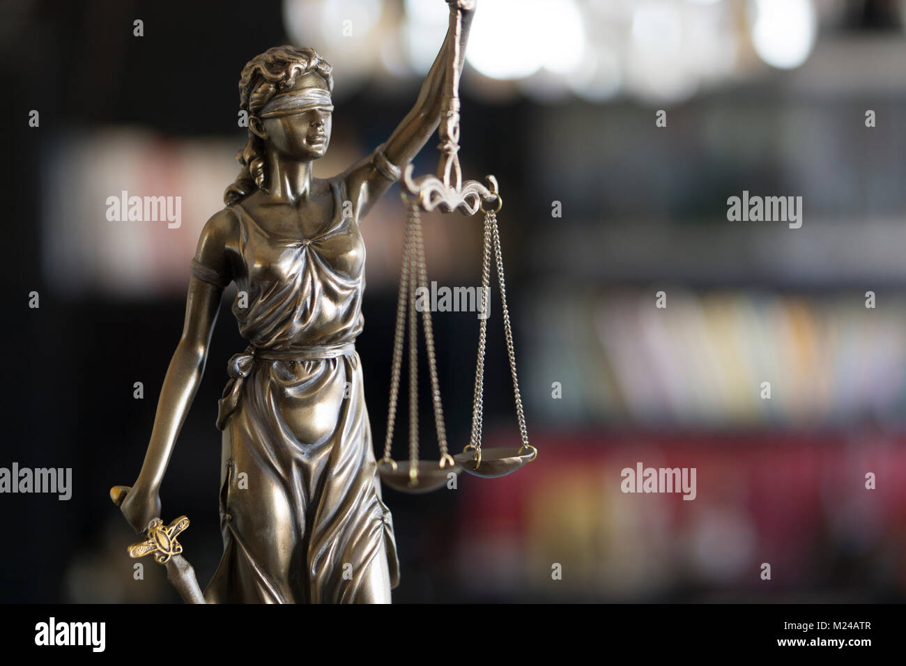 Statue von Gerechtigkeit mit Skalen in Rechtsanwalt Büro. Juristische Recht, Beratung und Gerechtigkeit Konzept Stockfoto
