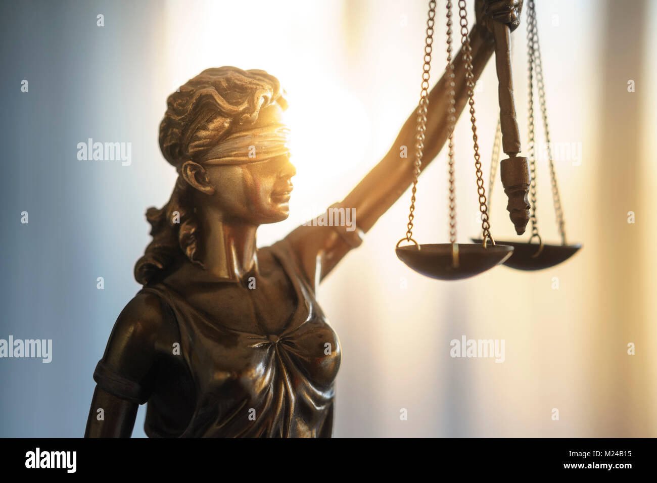 Statue von Gerechtigkeit mit Skalen in Rechtsanwalt Büro. Juristische Recht, Beratung und Gerechtigkeit Konzept Stockfoto