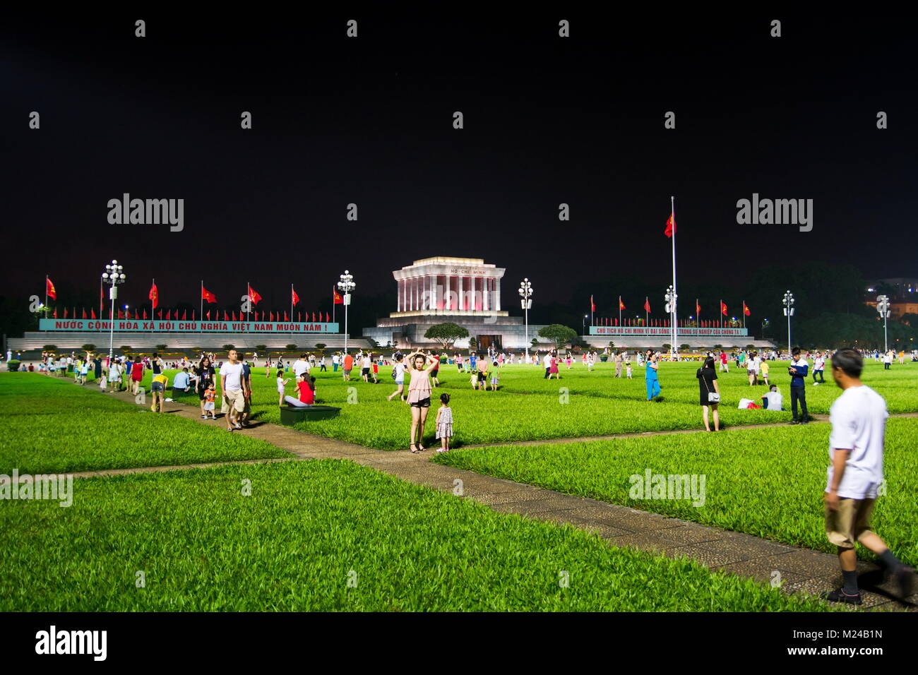 HANOI, VIETNAM - 22. MAI 2017: Ba Dinh Square mit Besuchern und Ho Chi Minh Mausoleum in Hanoi, Vietnam voll in der Nacht Stockfoto