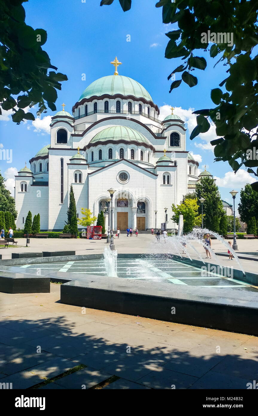 Belgrad, SERBIEN - 29. JUNI 2017: Kirche des Heiligen Sava in Belgrad, Serbien, eine der größten orthodoxen Kirchen in der Welt an einem sonnigen Tag Stockfoto