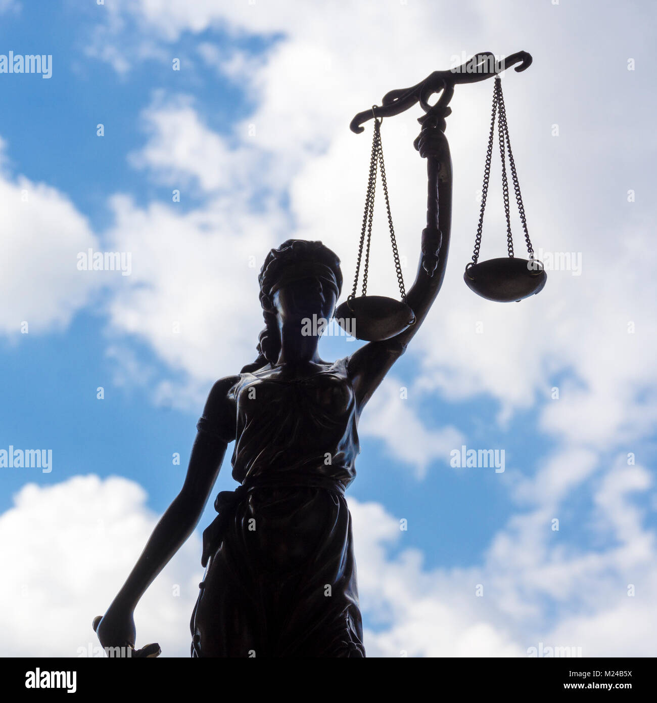 Statue von Gerechtigkeit mit Waage gegen den Himmel und Wolken. Juristische Recht, Beratung und Gerechtigkeit Konzept Stockfoto