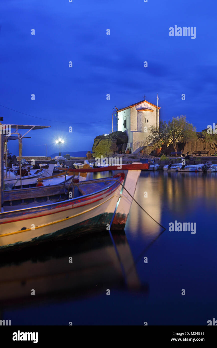 Am Abend Blick auf den malerischen Fischerhafen von Skala Sykamias, in Lesbos, Griechenland. Stockfoto