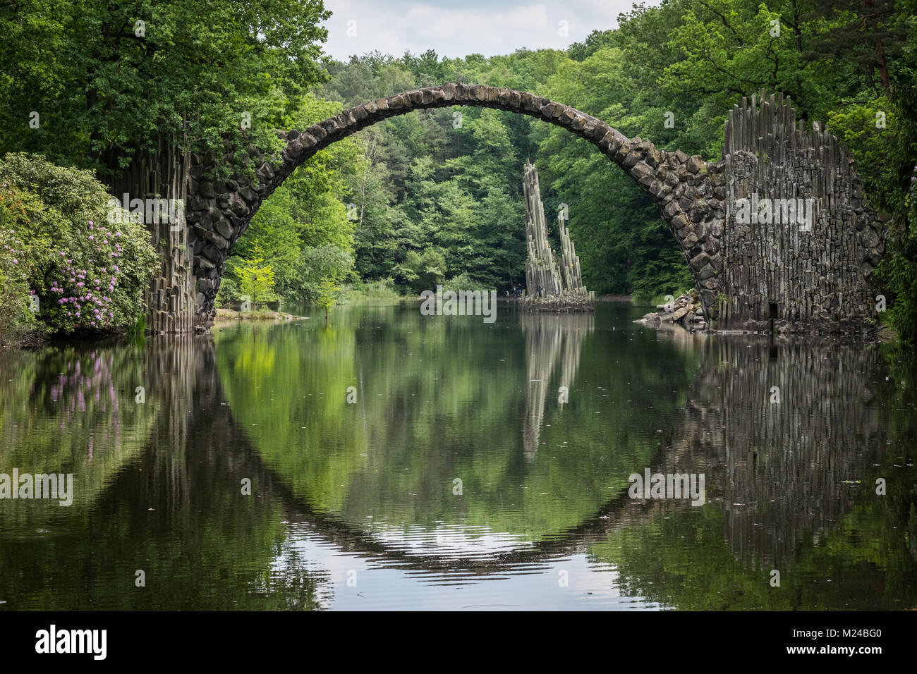 Rakotz Brücke Reflexion Brandenburger See Tourismus grün Stockfoto