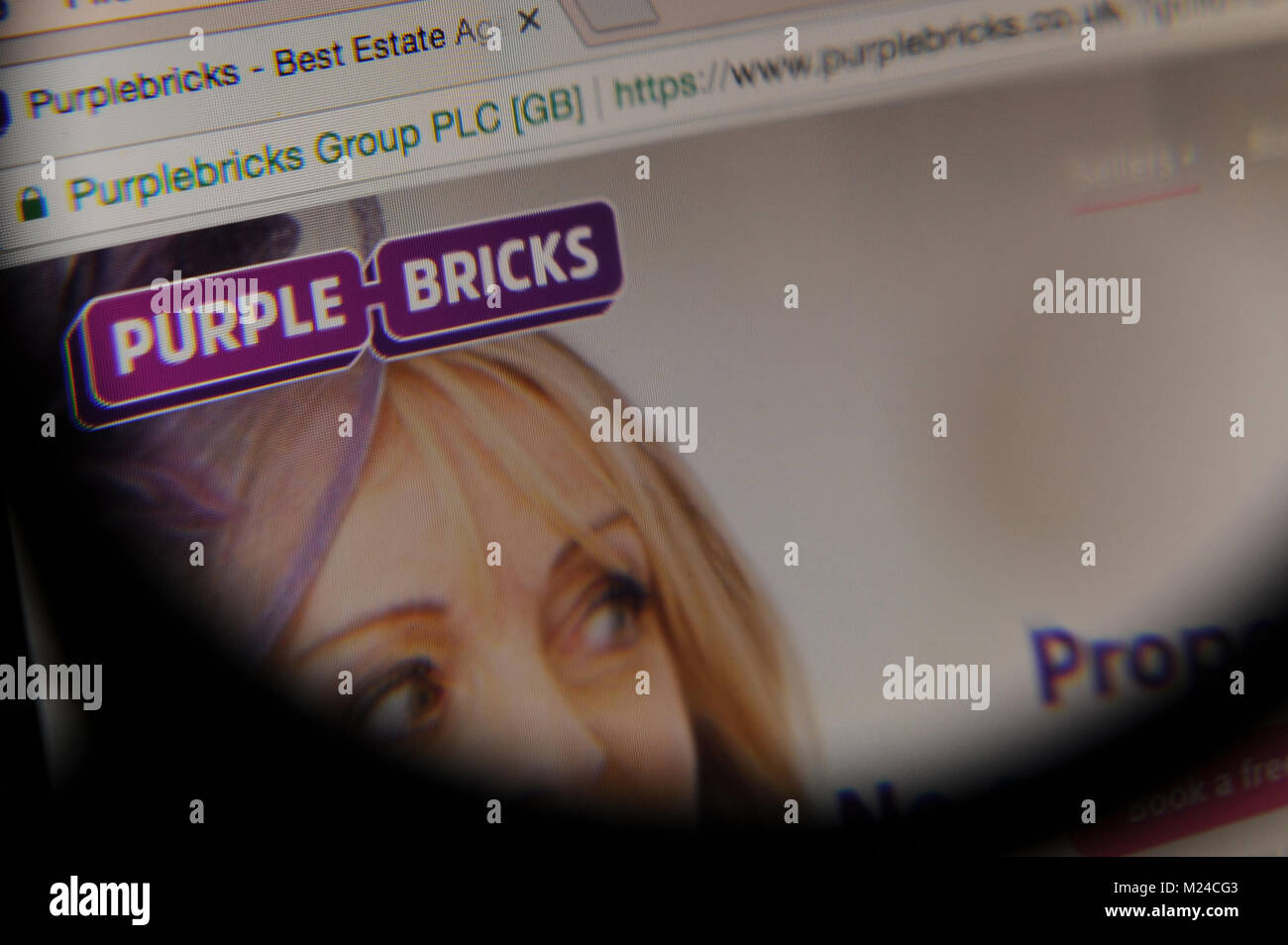 Die PurpleBricks Website durch ein Vergrößerungsglas gesehen Stockfoto