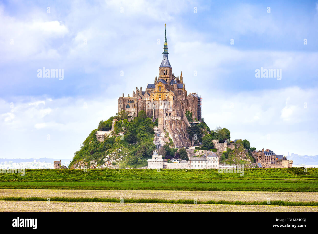 Mont Saint Michel Kloster Wahrzeichen und grüne Wiese. UNESCO-Weltkulturerbe. Normandie, Frankreich, Europa. Stockfoto