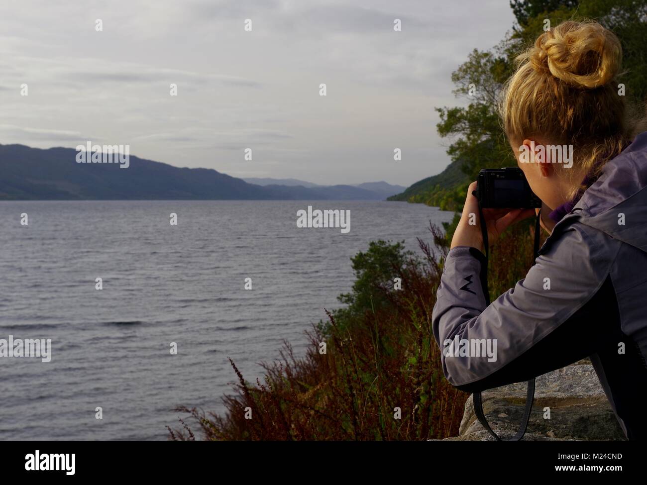 Blonde Mädchen Fotografieren Loch Ness, Highlands, Großbritannien. Oktober 2017. Stockfoto