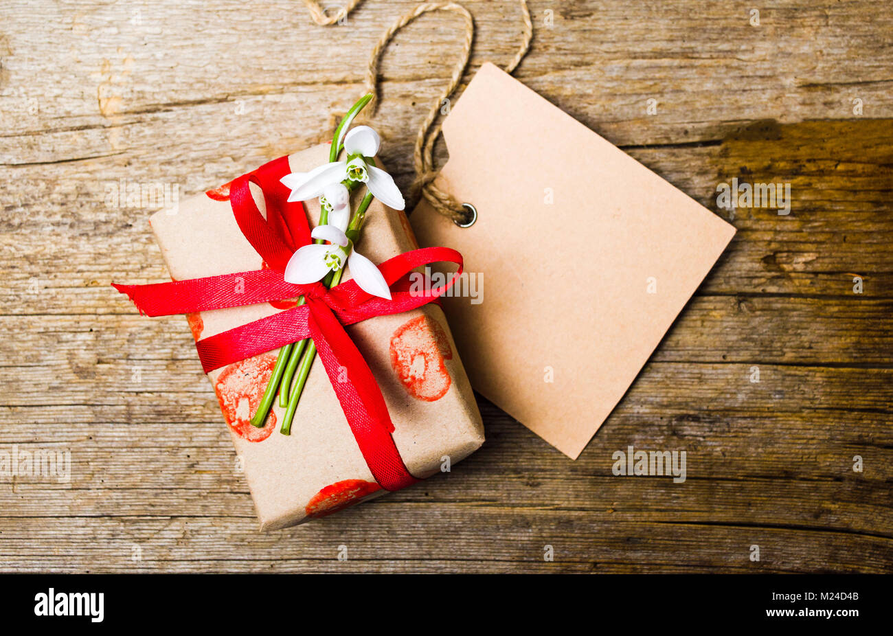 Geschenk Box mit Stiefmütterchen Blumen und eine leere Hinweis Karte Stockfoto