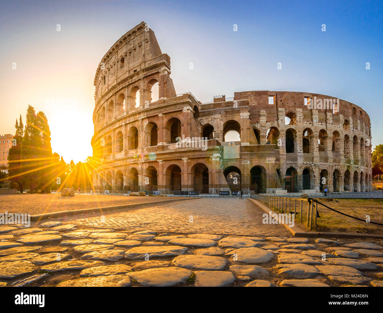 Kolosseum bei Sonnenaufgang, Rom. Rom Architektur und ...