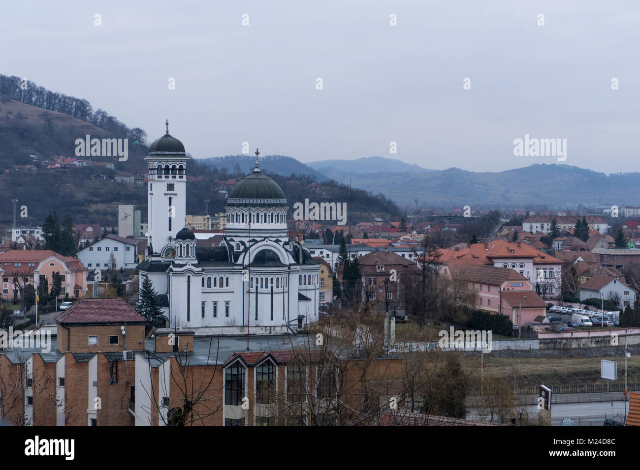 Alba Iulia, Rumänien - 30.12.2017: Blick auf die Orthodoxe Kathedrale und Hügel Stockfoto