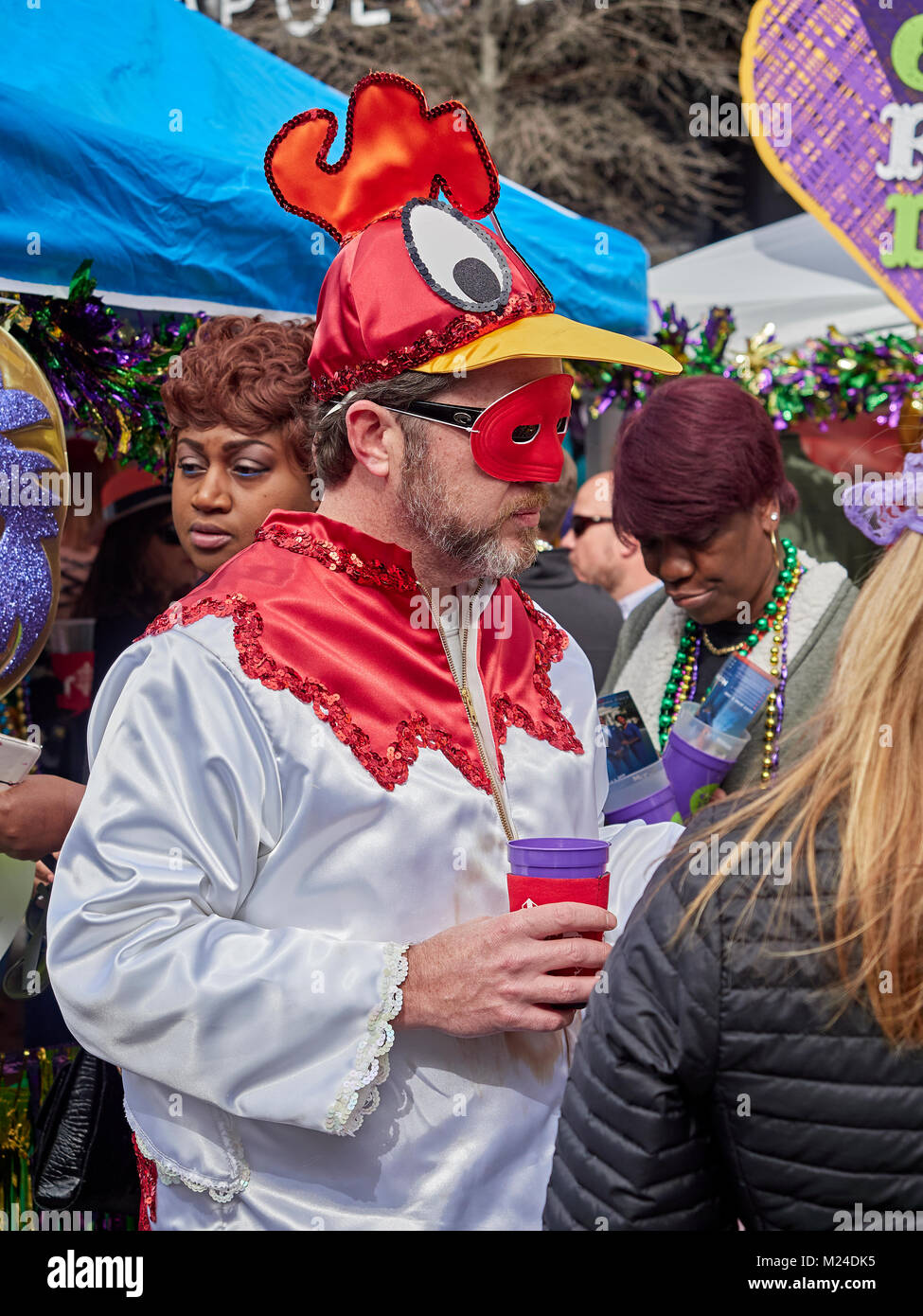 Mann verkleidet in Huhn Kostüm und das Tragen einer Maske auf lokaler Mardi Gras Straße Feier in Montgomery Alabama, Vereinigte Staaten. Stockfoto
