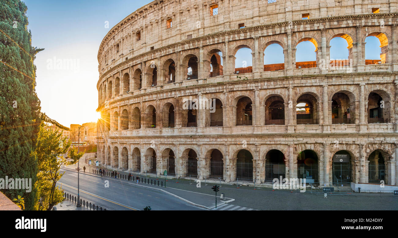 Kolosseum bei Sonnenaufgang, Rom. Rom Architektur und ...