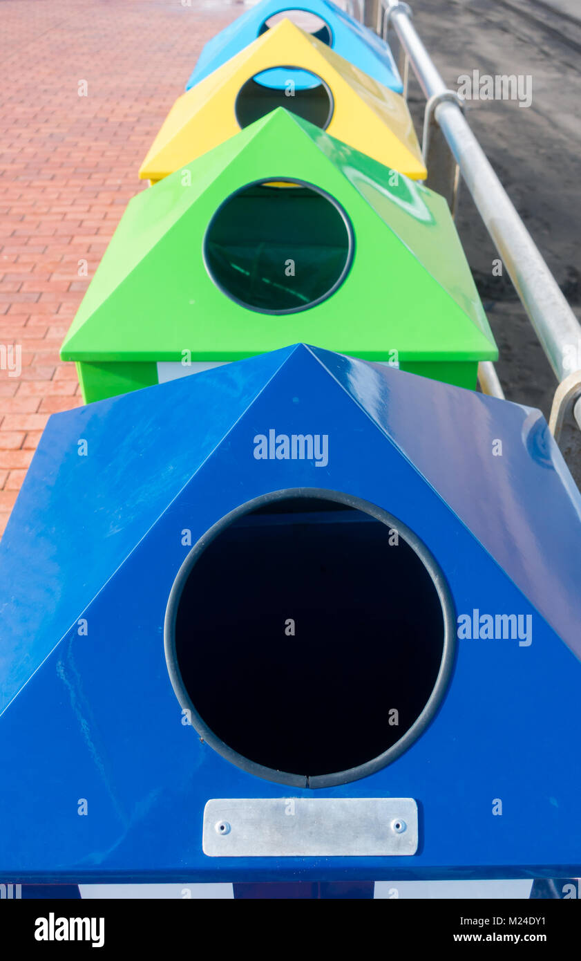 Farbe abfallbehälter für das Recycling von Plastik, Papier kodiert, organischen ... am Strand in Spanien Stockfoto