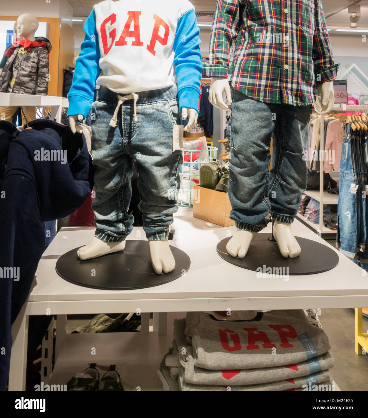 Gap Kleidung für Kinder im Kaufhaus Stockfotografie - Alamy