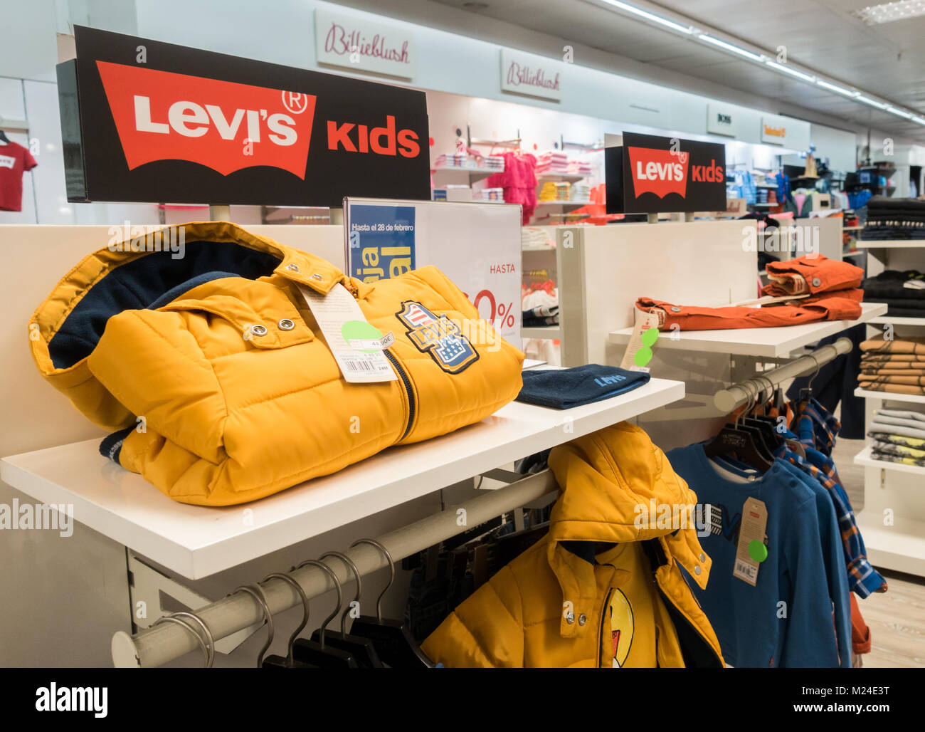 Levi's Kinder Sortiment in großes Kaufhaus. Stockfoto