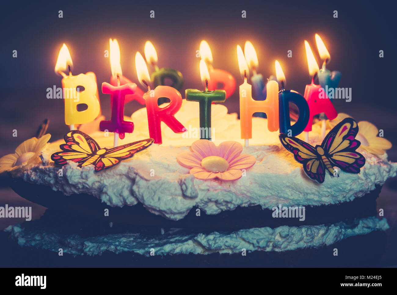 Retro Style Happy Birthday Kerzen auf einem frischen Sahnetorte Stockfoto