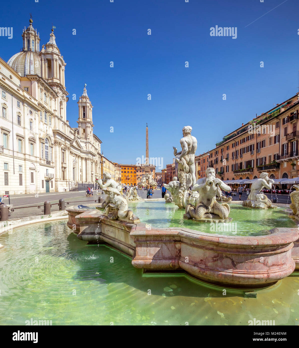Die Piazza Navona und Moor Brunnen in der Morgen, Rom, Italien. Rom Piazza Navona ist eine der wichtigsten Sehenswürdigkeiten von Rom und Italien Stockfoto