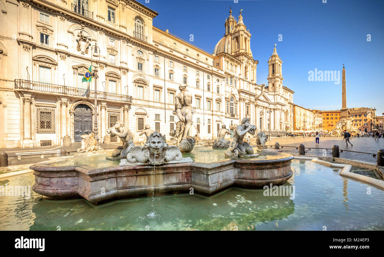 Die Piazza Navona und Moor Brunnen in der Morgen, Rom, Italien. Rom Piazza Navona ist eine der wichtigsten Sehenswürdigkeiten von Rom und Italien Stockfoto