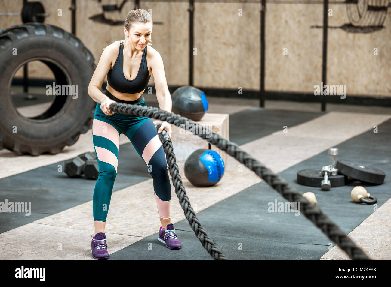 Frau Training mit einem Seil in der Turnhalle Stockfoto