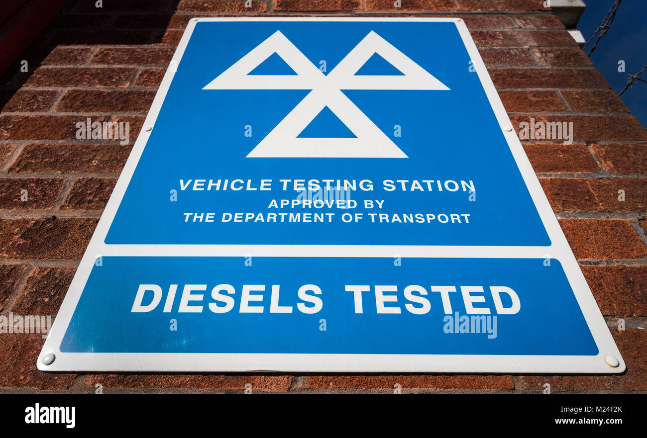 MOT Fahrzeug Testing Center Zeichen einschließlich Diesel Emissionen Prüfung, Großbritannien Stockfoto