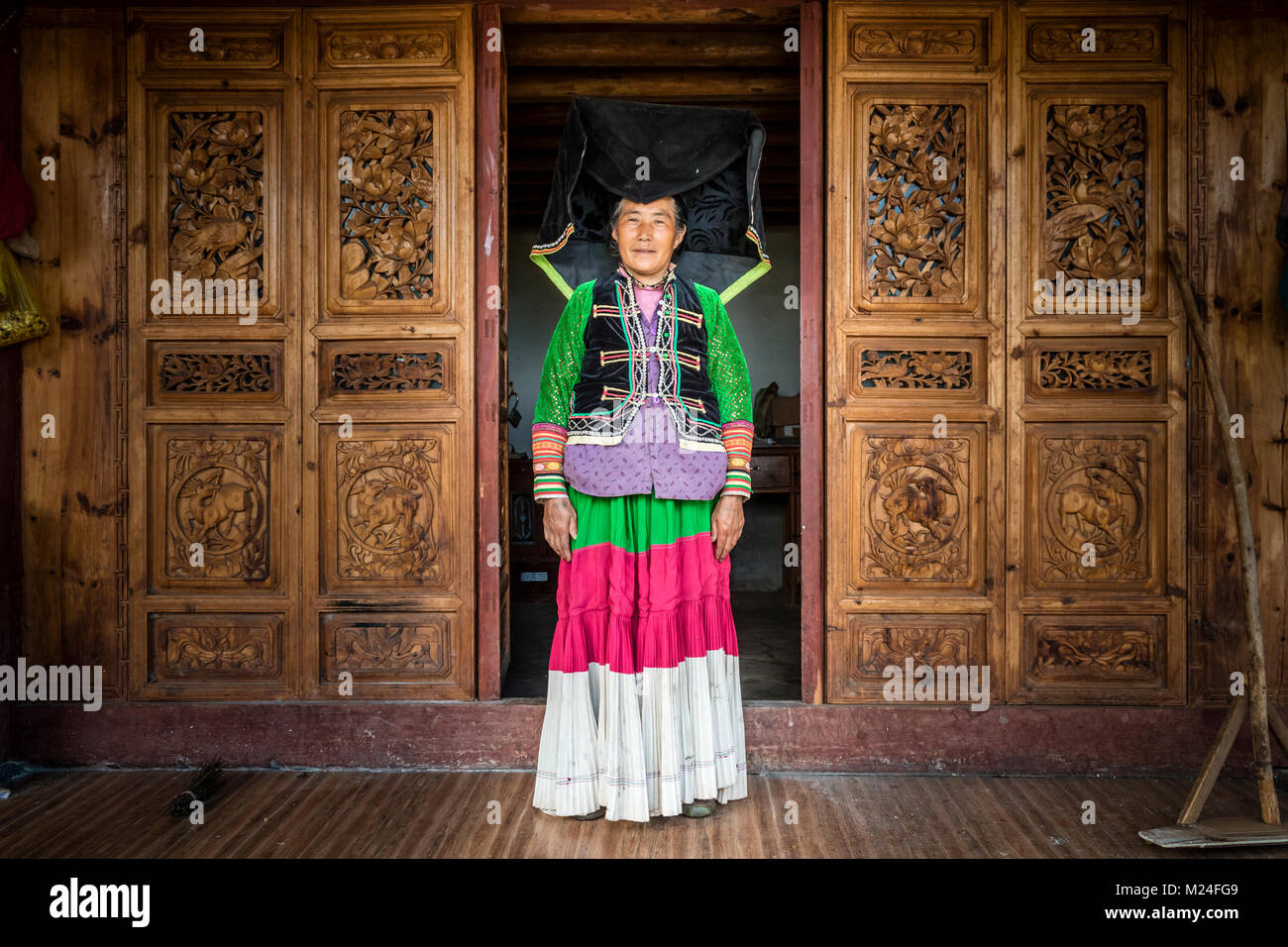 Yi Bauer Frau in traditioneller Kleidung, Lijiang, Yunnan, China Stockfoto