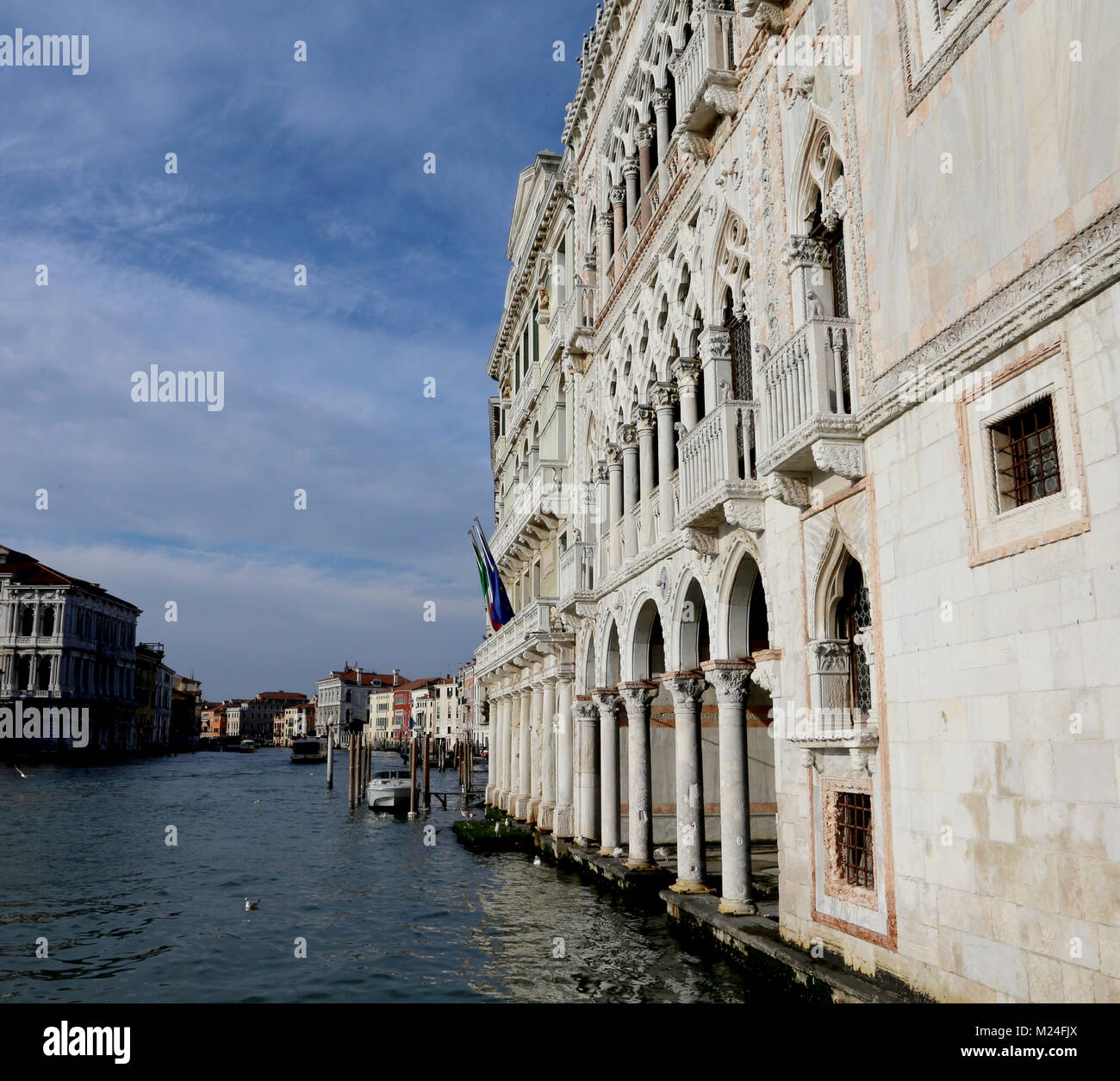 Venedig, Italien - 31.12.2015: Schloss namens Ca D'Oro bedeutet das Goldene Haus in italienischer Sprache und Wasser auf den Canal Grande Stockfoto