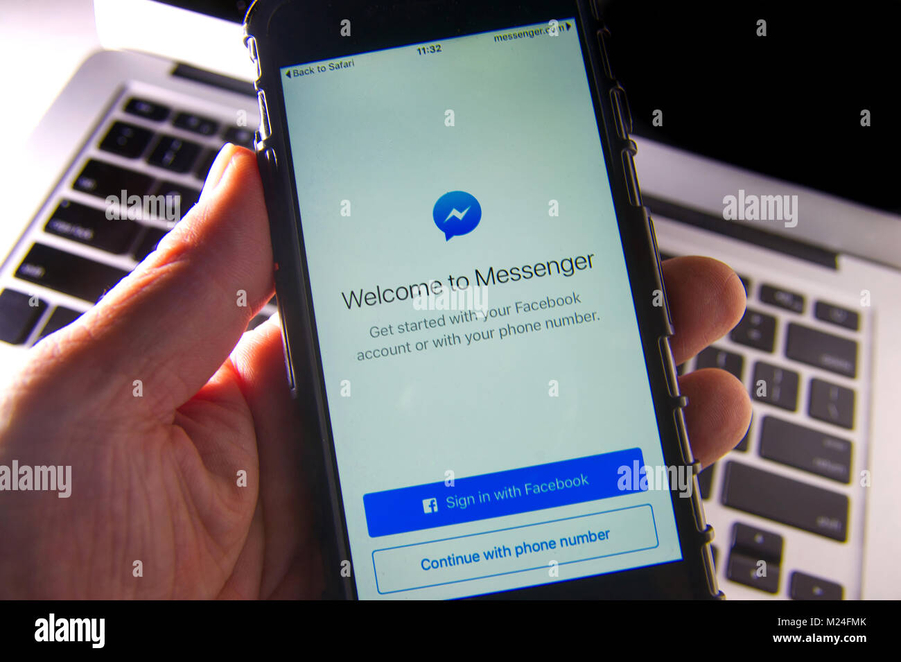 Montreal, Kanada, Januar 29,2018. Hand, die ein iphone mit Messenger app. Credit: Mario Beauregard/Alamy leben Nachrichten Stockfoto