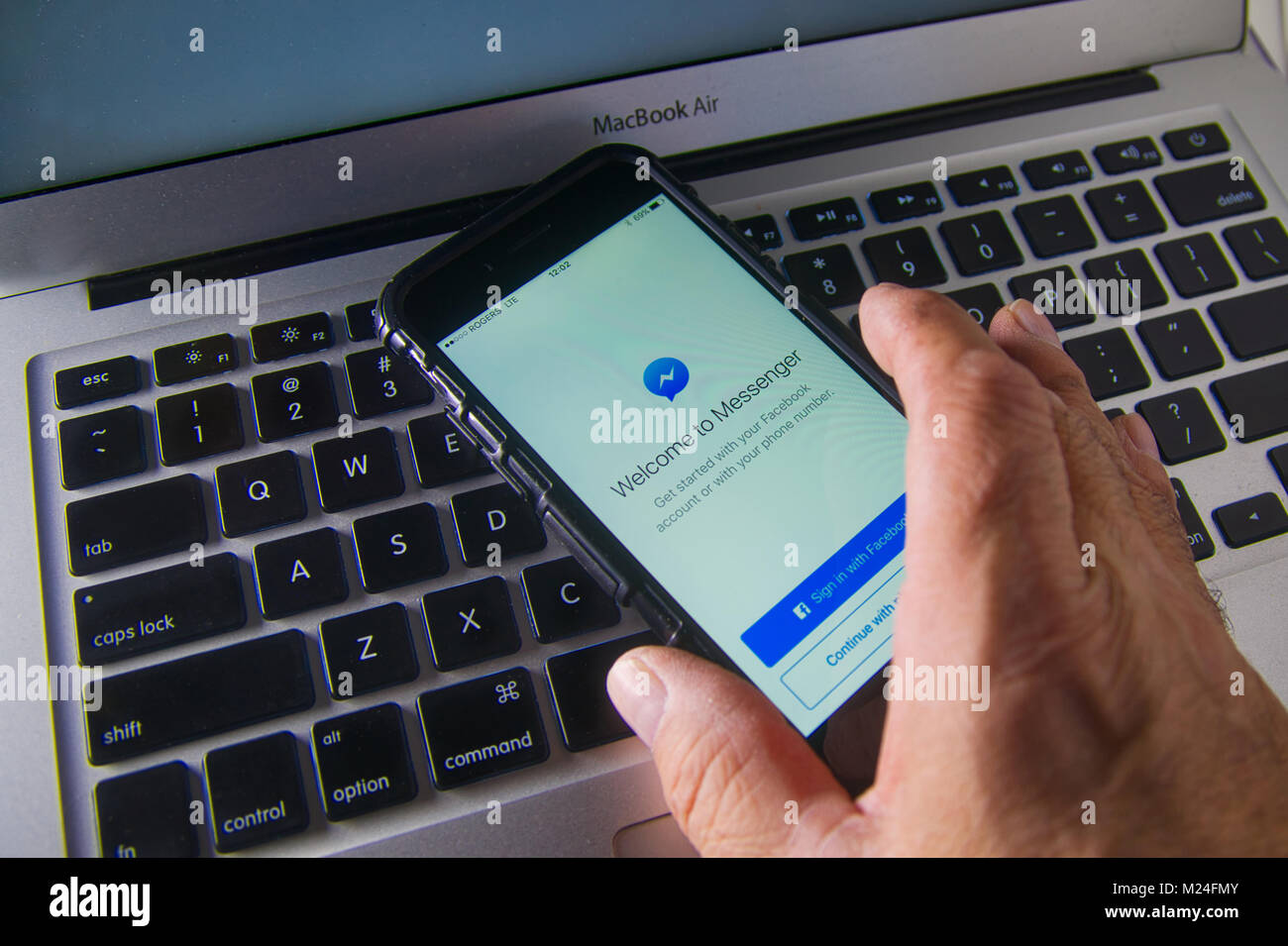 Montreal, Kanada, Januar 29,2018. Ein iphone auf dem Computer Tastatur mit Messenger app. Credit: Mario Beauregard/Alamy leben Nachrichten Stockfoto