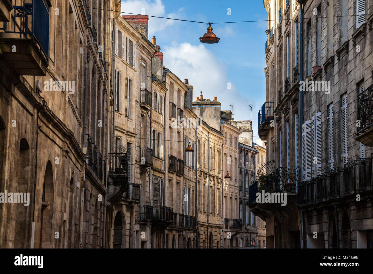Fassade des mittelalterlichen Gebäude in einer Straße in der Innenstadt von Bordeaux, Frankreich. Diese Gebäude sind typisch für den Südwesten der französischen Architektur Stockfoto