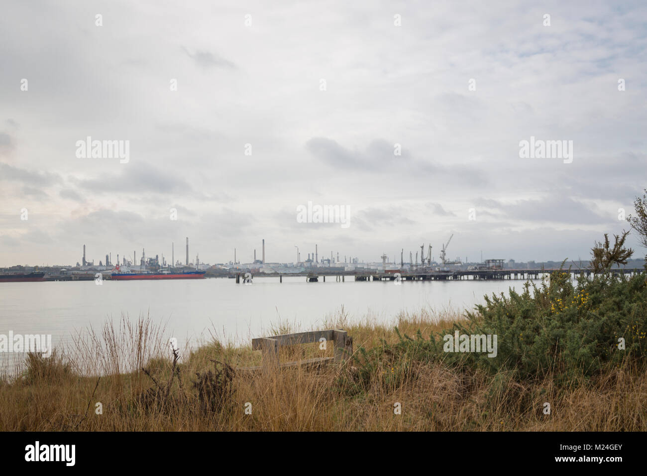 Die Oil Terminal Mole in Hamble-le-Reis aus Hamble gemeinsamen Strand mit Fawley Ölraffinerie in der Ferne zu sehen Stockfoto