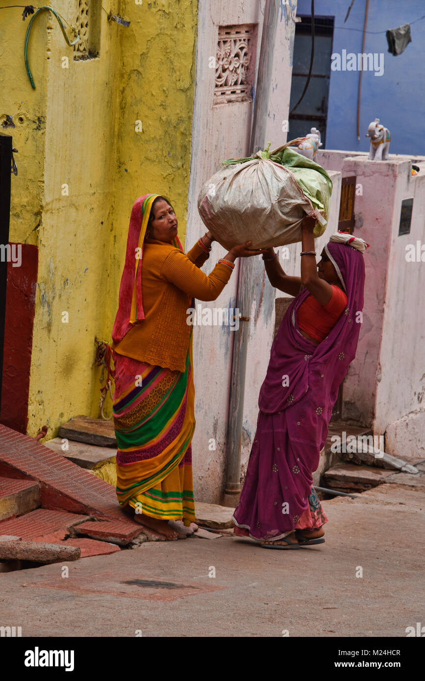 Bunte Saris in den Gassen von Bundi, Rajasthan, Indien Stockfoto