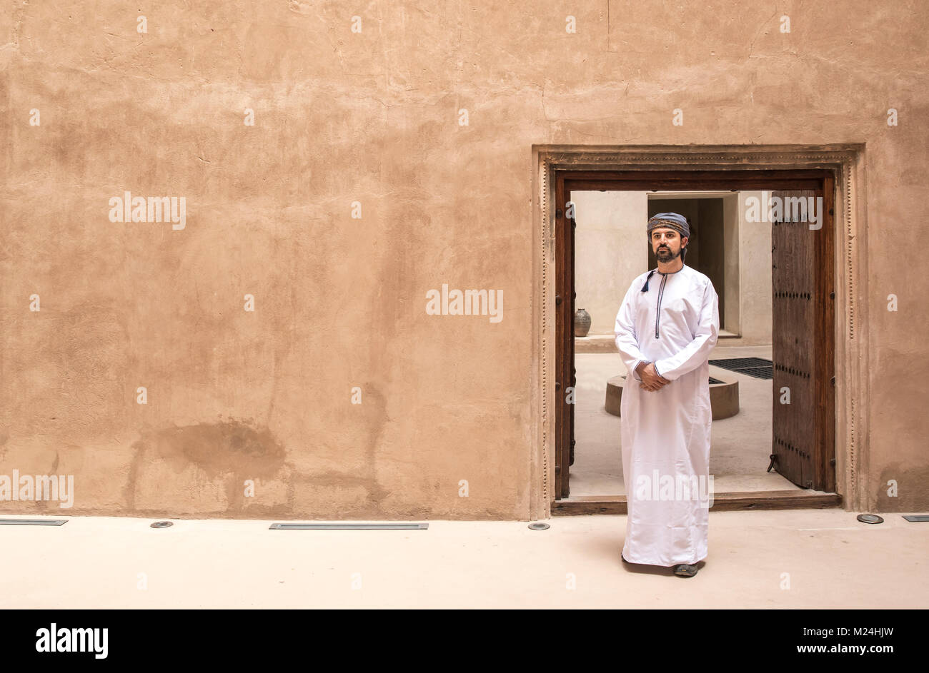 Omanische Mann im traditionellen Outfit Stockfoto