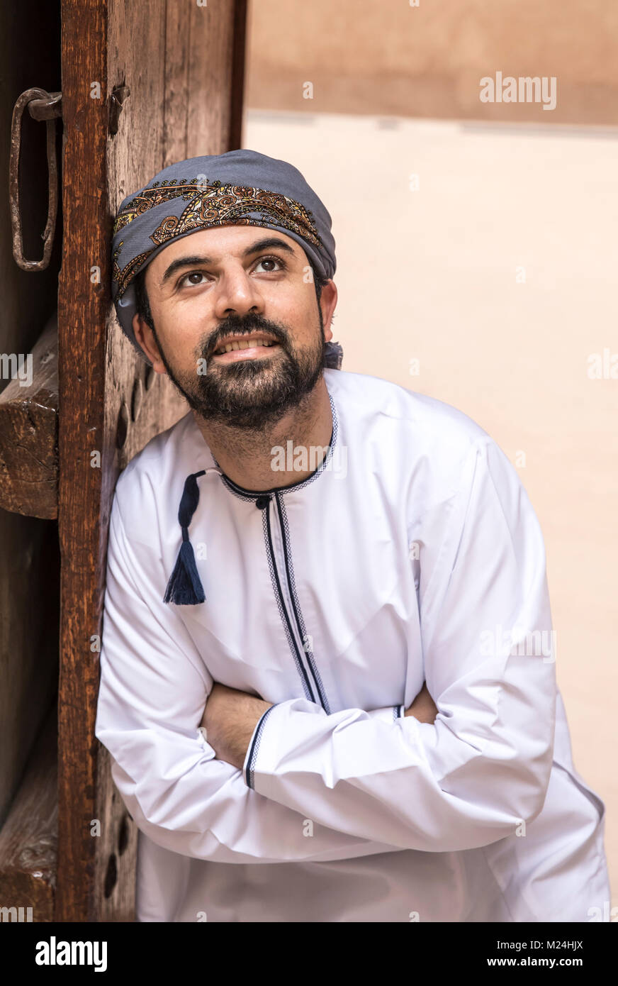 Omanische Mann im traditionellen Outfit gekleidet Stockfoto