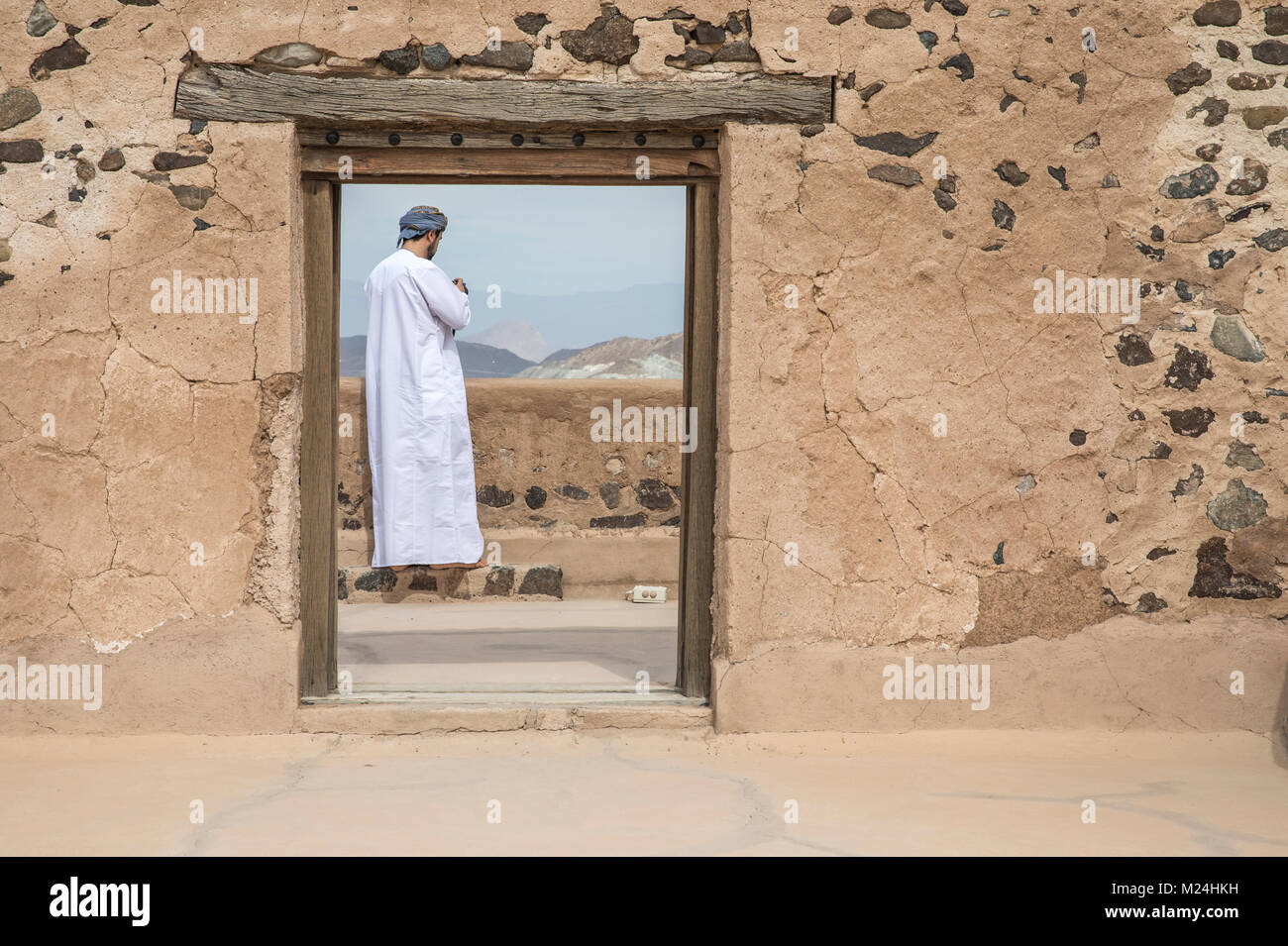 Omanische Mann im traditionellen Outfit Stockfoto