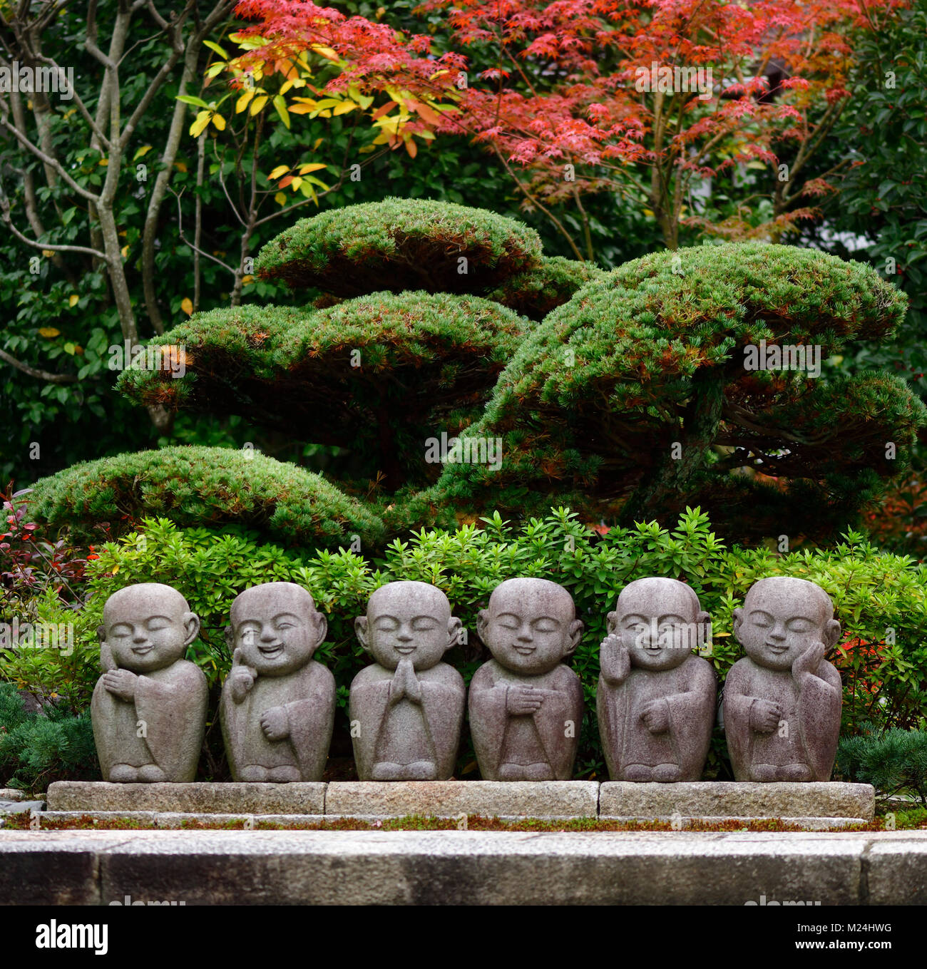 6 niedliche kleine Mönche, Buddhas, Steinstatuen, kawaii Garten Dekor in Kyoto, Japan Stockfoto